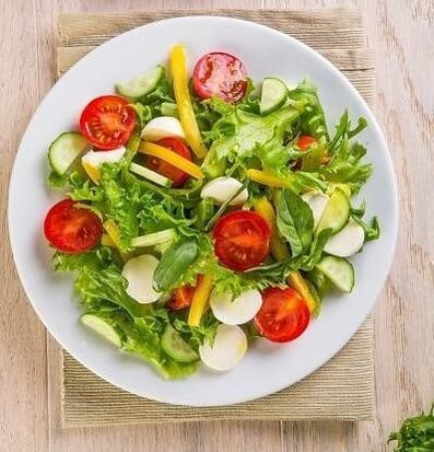 Viena no griķu diētas iespējām mēnesī ietver dārzeņu salātu lietošanu