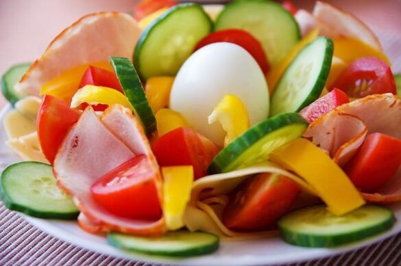 Dārzeņu salāti olu-apelsīnu diētas ēdienkartē svara zaudēšanai