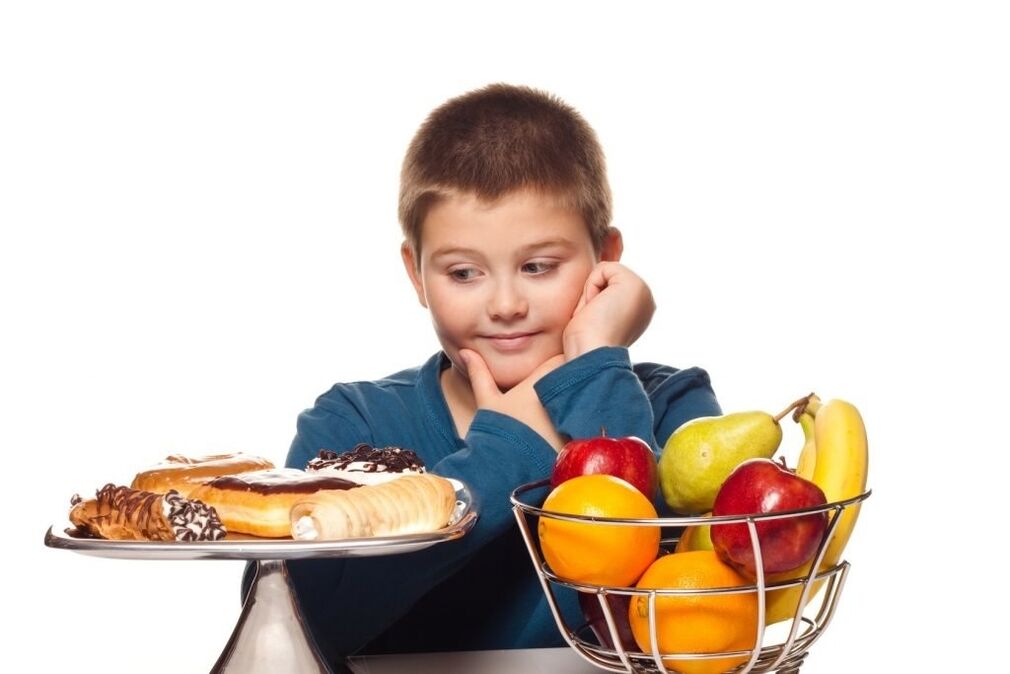 Izslēdzot neveselīgu saldo pārtiku no bērna uztura par labu augļiem